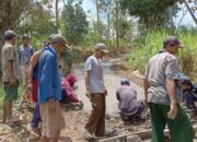 Tak Kunjung Direspon, Warga Bondowoso Ini Swadaya Perbaiki Jalan Rusak