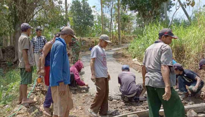 Tak Kunjung Direspon, Warga Bondowoso Ini Swadaya Perbaiki Jalan Rusak