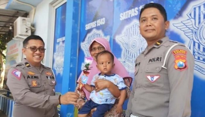 HUT Polantas, Satlantas Polres Magetan Bagikan Bunga dan Coklat