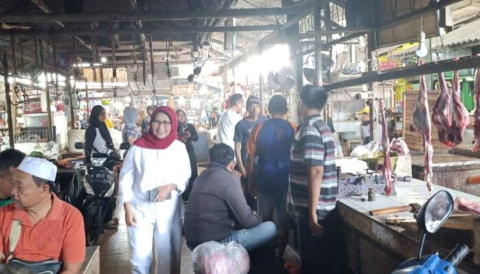 Bunda Indah dan Mas Yudha Makan Nasi Jagung bersama Pedagang Pasar