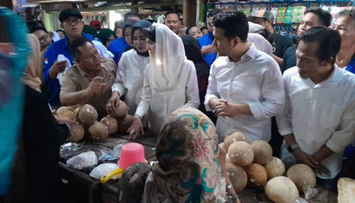 Emil Dardak Sapa Pedagang  Pasar Larangan Sidoarjo