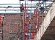 Pekerja Proyek Bangunan SMP 5 Kota Madiun Tak Patuhi Standar K3