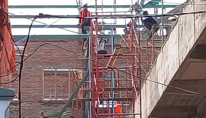 Pekerja Proyek Bangunan SMP 5 Kota Madiun Tak Patuhi Standar K3