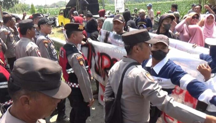 Tiga Tahun Jarang Ngantor dan Pelayanan Terganggu, Kades di Jombang Didemo Warganya