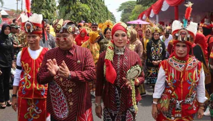 Beragam Pakaian Adat Nusantara di Karnaval Budaya Jember