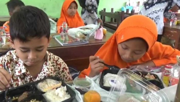 Uji Coba Makan Siang Bergizi Gratis Ratusan Pelajar di Kepatihan Jombang