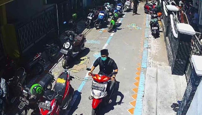 Maling Baju Koko Gondol Motor Jemaah Usai Salat Jumat