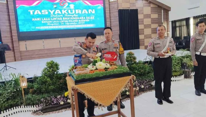 Puncak HUT Polantas ke-69, Kasat Lantas Magetan Santuni Korban Laka