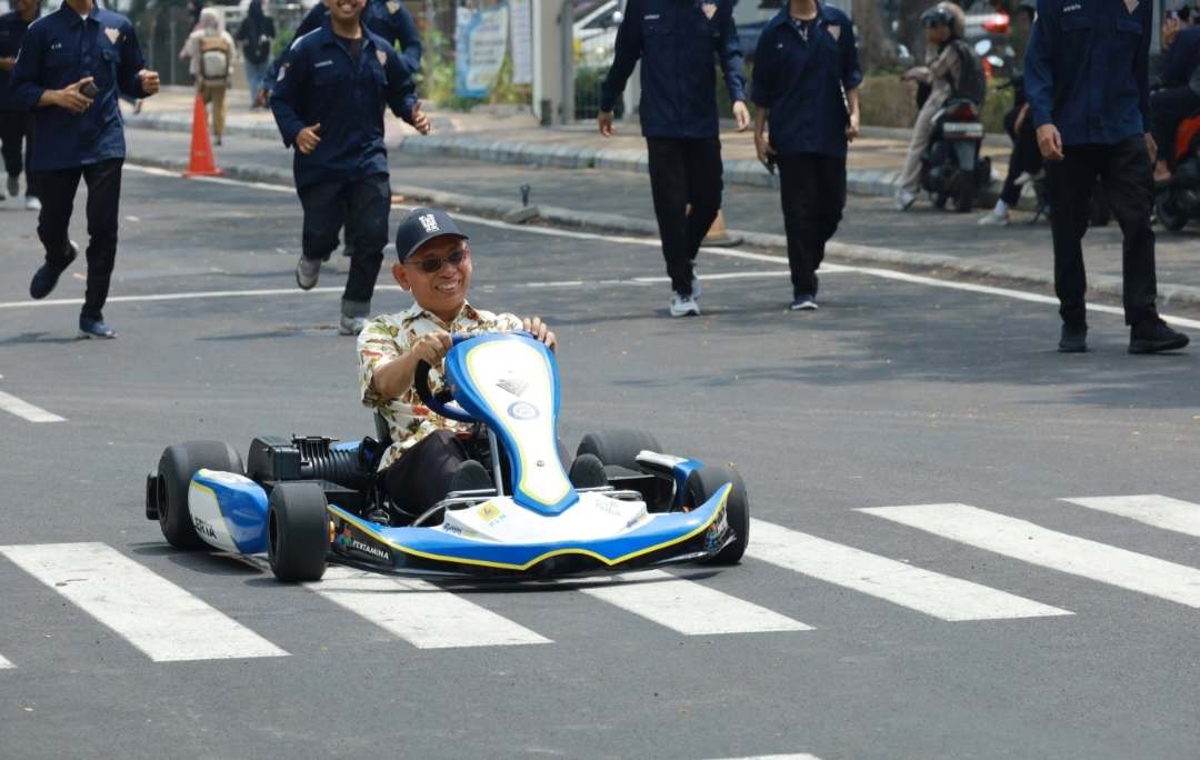 mobil listrik.
