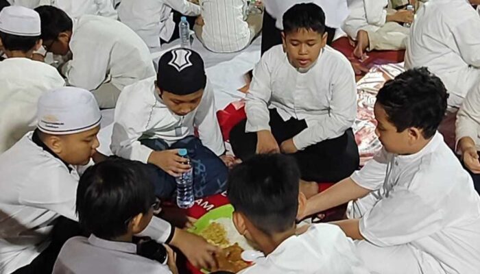 Peringati Maulid SD Khadijah Pandegiling Makan Bersama Ala Santri