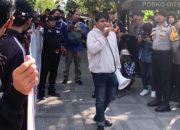 Massa Demo Tuntut Ketua Bawaslu Jatim Novli Bernado Thyssen Dicopot