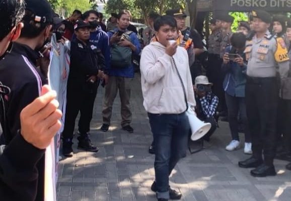 Massa Demo Tuntut Ketua Bawaslu Jatim Novli Bernado Thyssen Dicopot