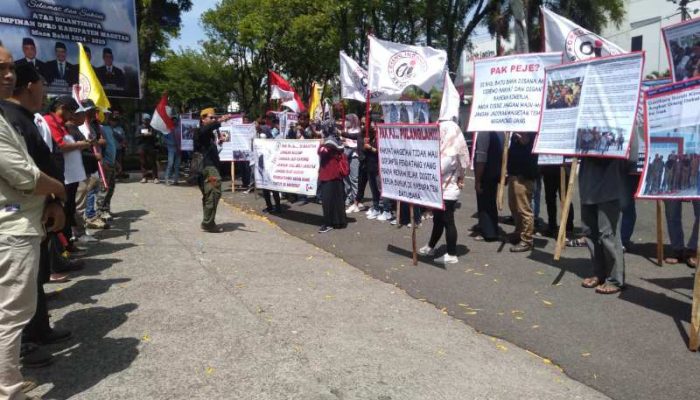 Tolak Praktik Jual Beli Jabatan di Pemkab Magetan, Ormas OI dan LIRA Gelar Demo