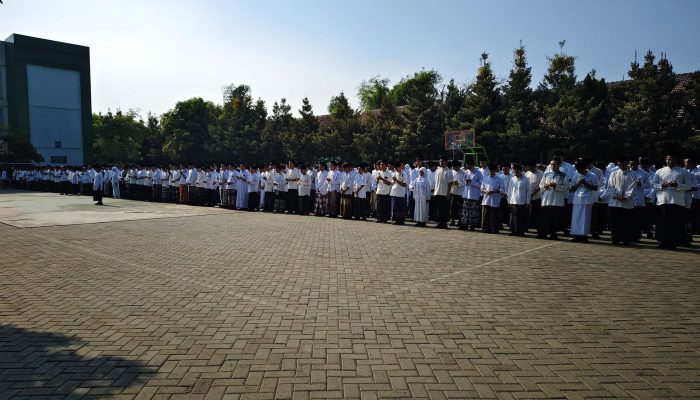 HSN 2024, Ribuan Siswa MAN Surabaya Upacara Bersarung dan Berkopiah