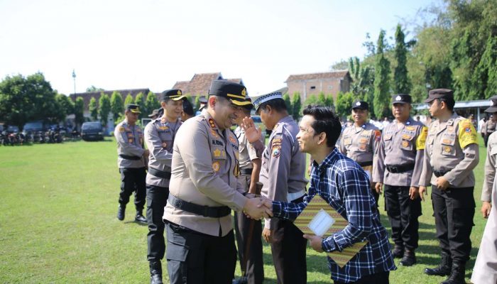 Kapolres Beri Reward Anggota dan Pemuda Madiun Berprestasi