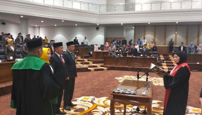 Ketua PN Bojonegoro Ambil Sumpah Ketua dan Dua Wakil Ketua DPRD
