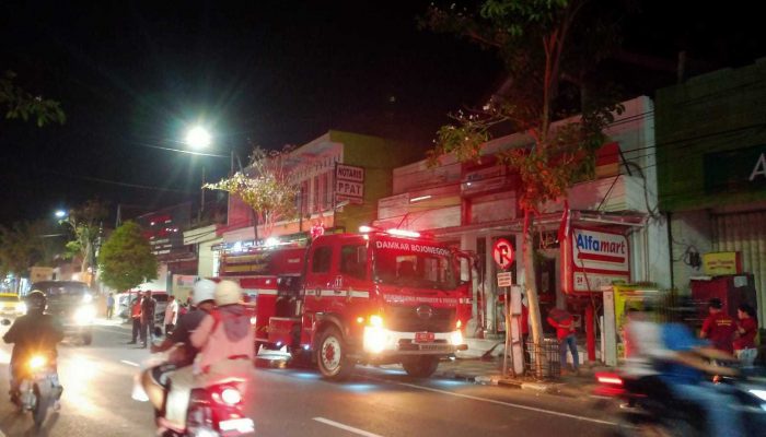 Diduga Korsleting Listrik, Alfamart Bojonegoro Terbakar
