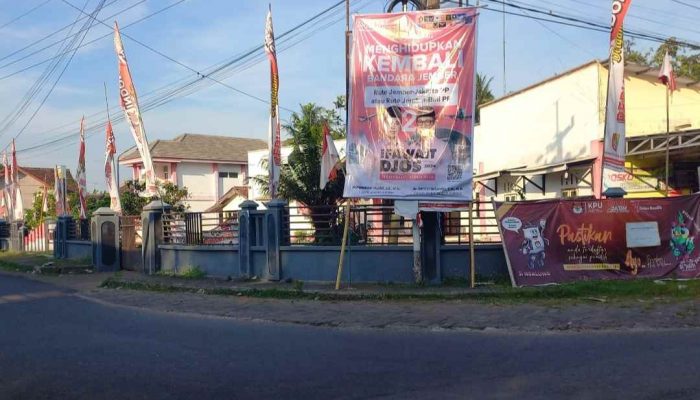 Berita Foto: APK Fawait-Djoko Berdiri di Depan Kantor Desa Curahlele