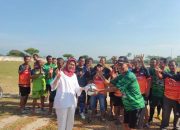 Bunda Indah Bagi Bola dan Jersey, Cak Thoriq Gelar Pertandingan Bola
