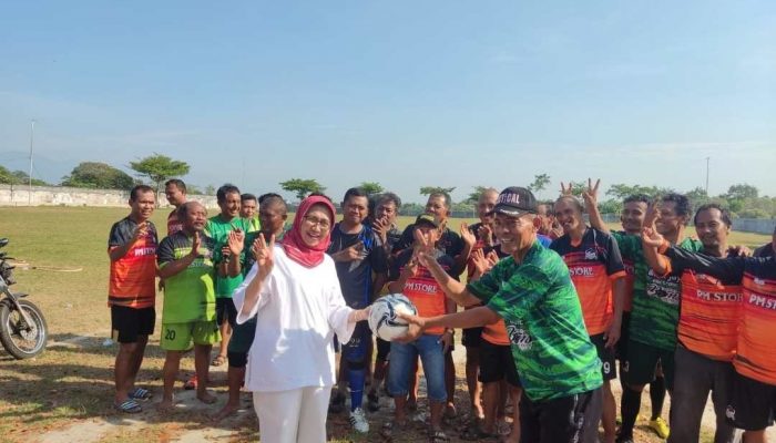 Bunda Indah Bagi Bola dan Jersey, Cak Thoriq Gelar Pertandingan Bola