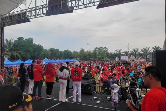 Paslon DaDi Juara Gelar Jalan Sehat, Tebar Ratusan Hadiah