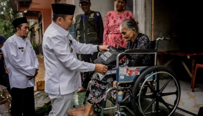 Pemerintahan Hendy Siswanto-Gus Firjaun Salurkan Bansos Tanpa Pungli