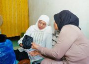 Khofifah Dorong Kampung Songkok di Gresik Tembus Pasar Global