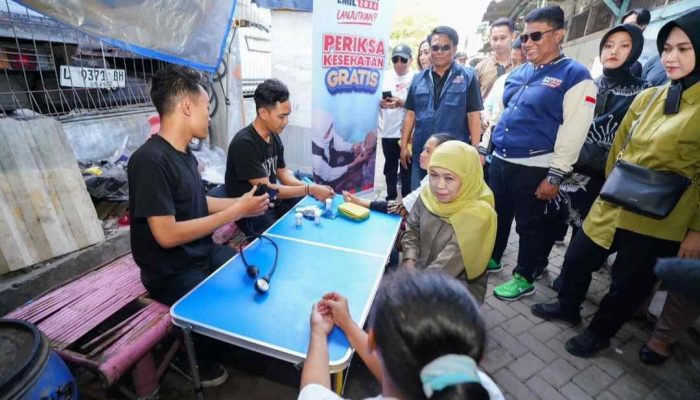 Di Pasar Kapasan, Khofifah Buka Layanan Cek Kesehatan Gratis Bagi Pedagang