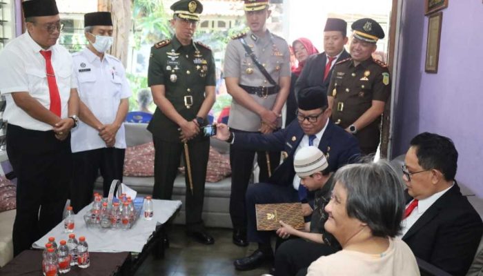 Pj Gubernur Adhy Karyono Sambangi Disabilitas di Selosari Magetan