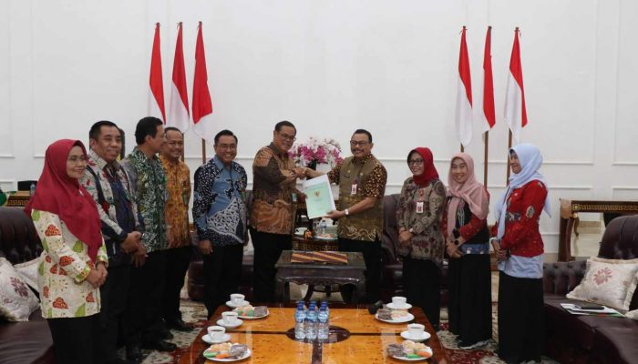 Pemkab Serahkan Sertifikat Tanah Akbid Bojonegoro ke Kemenkes RI