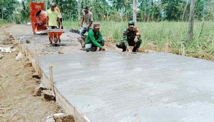 TNI dan Warga Grobogan Gotong-Royong Bangun Jalan