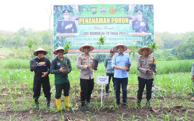 Dukung Asta Cita, Eks Brimob Polres Ngawi Tanam Pohon