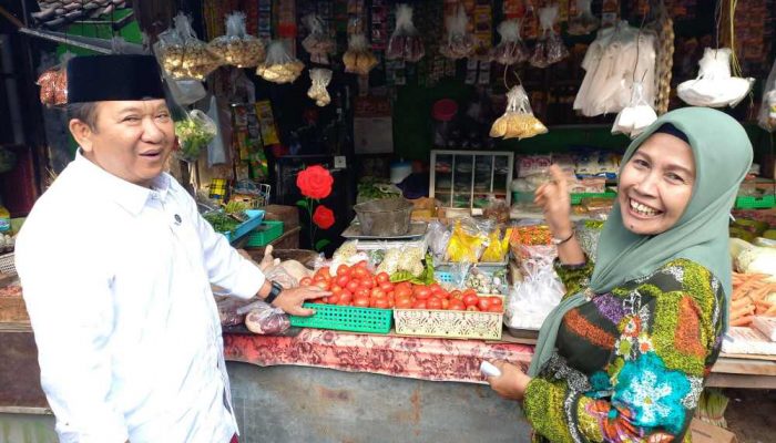 Pedagang Pasar Puger Pilih 01, Perbaikan Jalan dan Berobat Gratis Jadi Alasannya