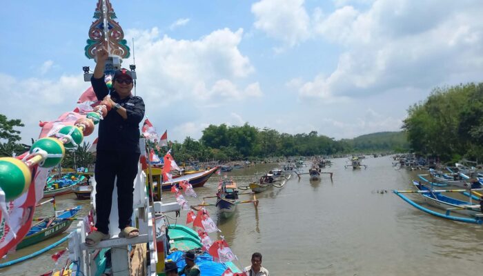 Nelayan Puger Gelar Pawai Perahu, Siap Menangkan Paslon 01