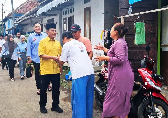 Kemenangan  di Depan Mata, Sepanjang Jalan Menuju TPS Abah Gun Dielukan Warga