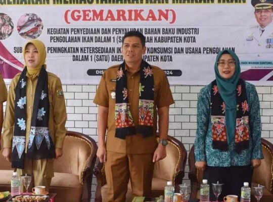 Tekan Angka Stunting, Pj Bupati Serahkan Bantuan Ikan 1.500 KK di Bondowoso