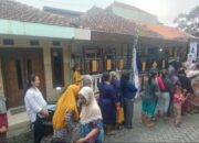 Masyarakat Antusias Berburu Sembako Murah Paslon GURU