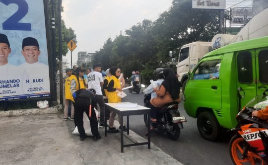 Jelang Debat, Tim Pemenangan GURU Berbagi Ribuan Nasi Kotak di Jumat Berkah