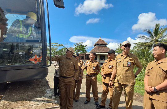 Pastikan Pengerjaan Jalan Nasional Lancar, Plt Bupati Malang Tinjau Lokasi