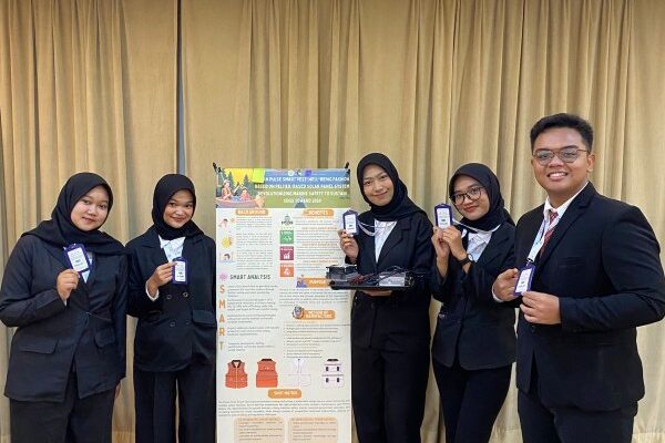 Tim UNAIR Raih Medali di Summit Internasional dengan Rompi Pintar Nelayan