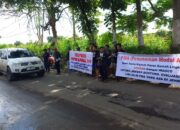 Jalan Rusak Akibat Truk ODOL, Warga Unras di Sepanjang Jalan Rambipuji-Puger