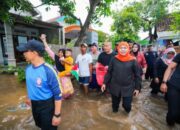 Khofifah Bantu Warga Terdampak Banjir Pasuruan