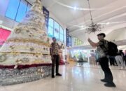Stasiun Gubeng Hadirkan Pohon Natal Tertinggi di Indonesia