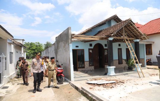 Angin Puting Beliung Rusak Rumah Warga Desa Simbatan, Kapolres Magetan Terjun
