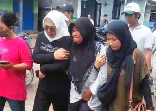 Air Mata Ibu Dedy Sambut Legislator Mbak Estu di Posko Basarnas