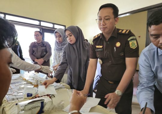 Jaga Integritas Diri Penegak Hukum, Kejari Blitar Tes Urine Seluruh Pegawai