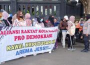 Dikawal Polwan Cantik Demonstran di DPRD Kota Malang Meleleh