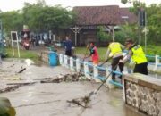 Polres Magetan Bareng Warga Bersihkan Sampah di Sungai Kali Ulo Kartoharjo