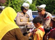 Satlantas Ngawi Bagikan Makanan Bergizi di SDN Dumplengan 2