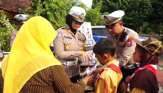 Satlantas Ngawi Bagikan Makanan Bergizi di SDN Dumplengan 2